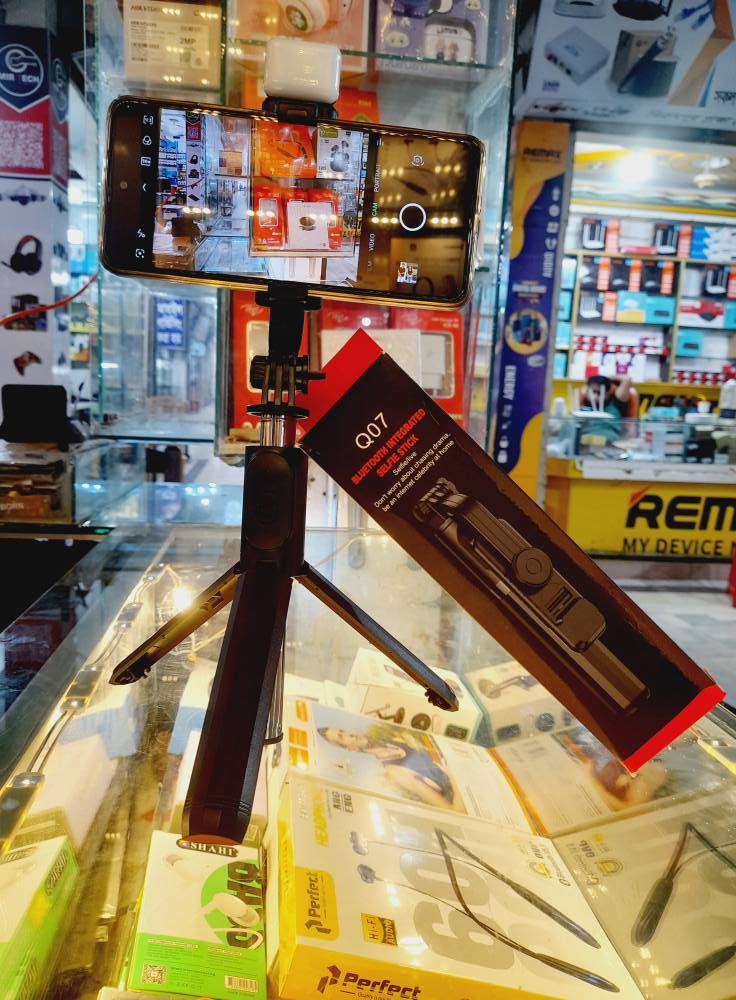 🌟 Q07 Bluetooth Selfie Stick with Fill Light